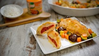 Tire a pele às linguiças, corte-as ao meio e abra-as a todo o comprimento sem separar as metades.