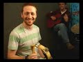 Des de http://www.tocamela.cat Oisin ens ensenya a tocar la pandereta en 5 min. + vids a Tocamela.cat