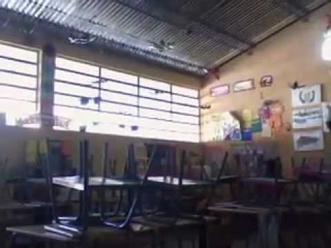 xexax - Los niños y niñas hacen limpieza del aula en la Escuela Oficial Rural Mixta cantón Xexax, Chiché-Quiche.