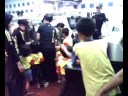 Anak-anak di MC DONALD diBAGI-BAGI ES KRIM