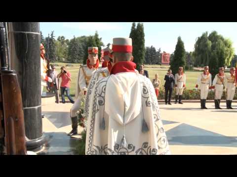 President Nicolae Timofti lays flowers at monument to Stefan cel Mare