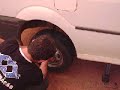 Gilson trocando pneu no estacionamento da Unemat