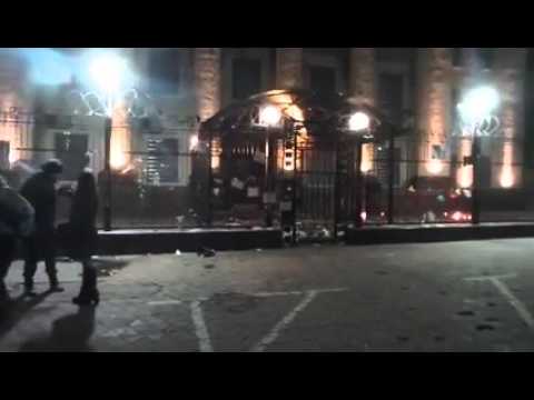 Вночі на російське посольство напали з коктейлями Молотова (відео) Вночі на російське посольство напали з коктейлями Молотова (відео)
