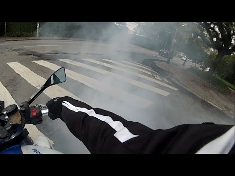 Rodrigo90 Z750 Branca - Fazendo Burnout + acelerada com hornetão e brutalle
