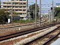 キハ47が香椎を発車します。それを追うようにしてEF81 300番台が高速で通過します。２つの列車が見えなくなる頃、今度は811系+813系が下ってきます。2007年10月20日　香椎～九産大前にて