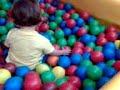 meu filho brincando na cazinha de bolinha em casa