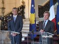le premier ministre de la r�publique du kosovo, hashim tha�i, a �t� re�u le lundi 8 juin par le pr�sident de la r�publique. bernard kouchner a particip� � cet entretien et recevra ensuite hashim tha�i pour un d�jeuner de travail. cette visite en france est la premi�re de hashim tha�i depuis la d�claration dind�pendance du kosovo en f�vrier 2008. elle est pour la france loccasion de confirmer son plein soutien � ce jeune �tat. lettre du pr�sident de la r�publique, m. nicolas sarkozy, adress�e � m. fatmir sejdiu, pr�sident du kosovo (paris, 18 f�vrier 2008) monsieur le pr�sident, par lettre en date du 17 f�vrier, vous avez inform� la france de la d�cision prise par lassembl�e du kosovo le 17 f�vrier 2008 de proclamer lind�pendance du kosovo et de sengager � mettre en ?uvre lint�gralit� du statut pr�par� par lenvoy� sp�cial des nations unies, martti ahtisaari, y compris les dispositions en faveur de la communaut� serbe et lappel � une pr�sence internationale pour superviser la mise en ?uvre de ce statut par le kosovo. les ministres des affaires �trang�res des vingt-sept etats membres de lunion europ�enne, prenant acte de cette nouvelle r�alit�, ont confirm� aujourdhui lengagement europ�en au kosovo. jai lhonneur de vous informer que la france, en plein accord avec cette d�claration de lunion europ�enne, et tirant les cons�quences de la r�solution adopt�e par lassembl�e du kosovo le 17 f�vrier 2008, reconna�t d�s � pr�sent le kosovo comme un �tat souverain et ind�pendant. je  ... 
