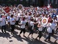 Sygeplejersker der synger Boogie Woogie på Christiansborg Slotsplads