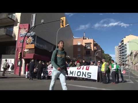 DISPOSA - Tercer de dijous tallant l'Avinguda Salvador Dalí de Figueres. Uns 50 manifestants reclamen al Ministeri de Foment que manifesti per escrit les intencions qu...