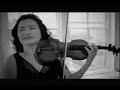 antonio vivaldi
una biograf�a 
  
antonio vivaldi, genio de entre los compositores cl�sicos, naci� en venecia el 4 de marzo de 1678. aunque se orden� como sacerdote en 1703, por propia decisi�n, en el a�o que fue ordenado vivaldi no quer�a celebrar misas debido a dolencias f�sicas, entre ellas angina de pecho, bronquitis asm�tica o des�rdenes nerviosos. tambi�n es posible que simulara estas enfermedades -existe la historia de que a veces dejaba el altar para ir r�pidamente a anotar sus ideas musicales en la sacrist�a.

en algunos acontecimientos debi� ser sacerdote contra su voluntad, tal vez debido a que en sus d�as de entrenamiento para el sacerdocio era por lo general el �nico camino posible para que una familia pobre consiguiera educaci�n gratuita para sus hijos.

aunque escribi� muchos finos y memorables conciertos, tales como las cuatro estaciones y el opus 3 por ejemplo, antonio tambi�n compuso muchos trabajos que sonaban como ejercicios para cinco dedos empleados por los estudiantes. y esto es precisamente lo que eran. durante la mayor parte de su vida trabaj� para el ospedale della piet�. a menudo denominado orfanato, el ospedale era de hecho un hogar para la descendencia femenina de los nobles y sus numerosos encuentros con sus amantes.

a fines de 1717 vivaldi se mud� a mantua, donde permaneci� dos a�os, con el prop�sito de ocupar el cargo de capellmister de c�mara, que le hab�a sido otorgado en la corte de landgrave philips van hessen-darmstadt. as� en 1760 vivaldi regres� a venecia donde puso en escena �peras nuevas escritas por �l, en el teatro sant angelo. tambi�n escribi� trabajos por encargo de algunos extranjeros, como el rey franc�s luis xv, la serenata la sena festeggiante, por ejemplo. este trabajo no tiene una fecha de composici�n demasiado precisa, pero se cree que fue escrita luego de 1720.

antonio vivaldi

entre 1725 y 1728 ocho �peras suyas fueron premiadas tanto en venecia como en florencia. un cr�tico de su �poca escribi� acerca de su contempor�neo, vivaldi: en menos de tres meses vivaldi ha compuesto tres �peras, dos para venecia y una para florencia; la �ltima ha levantado un poco el nombre del teatro de dicha ciudad y con ella �l gan� una gran suma de dinero. durante esos a�os, antonio estuvo extremamente activo en el mundo de los conciertos. en 1725, la obra il cimento dellarmenia e dellinvenzione (el juicio de la armon�a y la invenci�n), opus 8, fue publicada en �msterdam. esta consist�a en doce conciertos, siete de los cuales eran descriptivos: las cuatro estaciones, tormenta en el oc�ano, placer y la b�squeda.

vivaldi transform� la tradici�n de la m�sica descriptiva en un t�pico estilo musical italiano con su inconfundible timbre en el cual las cuerdas cumplen el papel fundamental. en 1738 vivaldi estuvo en �msterdam donde dirigi� la apertura de un concierto festivo en honor al aniversario de los 100 a�os del teatro schouwburg. regresando a venecia, que en ese entonces estaba atravesando una severa crisis econ�mica, renunci� al ospedale en 1740, planeando mudarse a viena bajo el amparo de su admirador charles vi. sin embargo, su estad�a en viena fue breve debido a que falleci� el 28 de julio de 1741 de fuego interno (probablemente la bronquitis asm�tica que sufri� durante toda su vida) y al igual que a mozart, cincuenta a�os despu�s recibi� un modesto recordatorio.