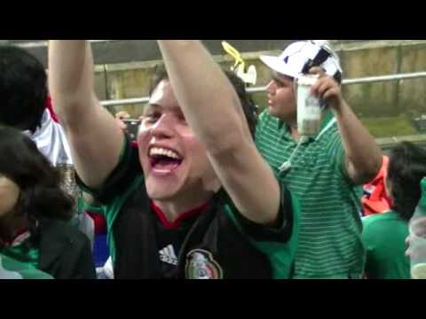 Nederland - Mexico Flashmob Bavaria Babes met Oranje jurkjes