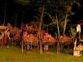 ジェゴグの下からの演奏風景。バイブレーションを生み出す竹が大きく揺れています。大きい方のジェゴグは上にのって演奏。
