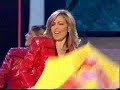 mar asenjo cantando bajo la lluvia