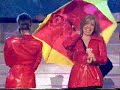mar asenjo cantando bajo la lluvia