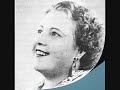 la bolduc - le jour de l'an

paroles:

pr�parons-nous son p�re 
pour f�ter le jour de l'an
j'vas faire de bonnes tourti�res
un bon rago�t de l'ancien temps

c'est dans le temps du jour de l'an
on se donne la main, on s'embrasse
c'est le bon temps d'en profiter
�a arrive rien qu'une fois par ann�e

peinture ton cutter
va ferrer ta jument
on ira voir ta s?ur
dans l'fond du cinqui�me rang

c'est dans le temps du jour de l'an
on se donne la main, on s'embrasse
c'est le bon temps d'en profiter
�a arrive rien qu'une fois par ann�e

va t'acheter une perruque
fais-to� poser des dents
c'est vrai que t'a rien que mo� � plaire
mais tu serais plus rago�tant

c'est dans le temps du jour de l'an
on se donne la main, on s'embrasse
c'est le bon temps d'en profiter
�a arrive rien qu'une fois par ann�e

ti-blanc � ton oncle nazaire
doit venir au jour de l'an
montres-y ton savoir faire
comme tu dansais dans ton jeune temps

c'est dans le temps du jour de l'an
on se donne la main, on s'embrasse
c'est le bon temps d'en profiter
�a arrive rien qu'une fois par ann�e

t�che pas de perdre la t�te
comme t'as fait il y a deux ans
t'as commenc� � voir clair
quand t'avais plus d'argent

c'est dans le temps du jour de l'an
on se donne la main, on s'embrasse
c'est le bon temps d'en profiter
�a arrive rien qu'une fois par ann�e

y'en a qui vont prendre un verre
y vont profiter de c'temps l�
aujourd'hui �a co�t si cher
y'a tant d'monde qui travaille pas

c'est dans le temps du jour de l'an
on se donne la main, on s'embrasse
c'est le bon temps d'en profiter
�a arrive rien qu'une fois par ann�e

il y en a qui sentent la pipe
et d'autres qui sentent les oignons
j'aime bien mieux le dire tout de suite
la plupart sentent la boisson

c'est dans le temps du jour de l'an
on se donne la main, on s'embrasse
c'est le bon temps d'en profiter
�a arrive rien qu'une fois par ann�e

paroles par: | jbm147 |
