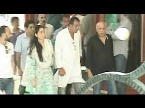 Sanjay Dutt leaves home with wife Manyata to surrender in court