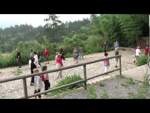 voies - Bande annonce du documentaire 'Les Voies du Qi Gong' d'Alain Pitten. Ce documentaire dépeint le développement du Qi Gong en France à travers le portrait de M...