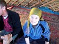 Petra en Barbara in Mongolie, drinken yak thee