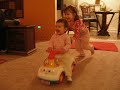 Nenas jugando al carrito