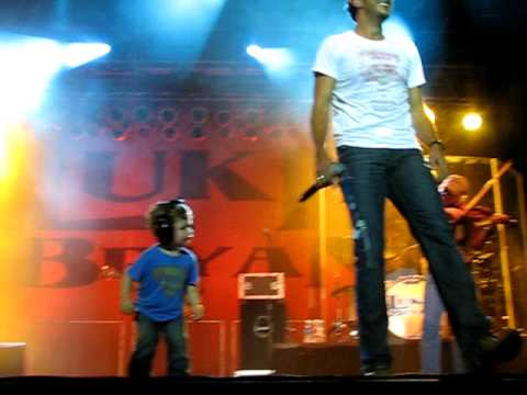 Luke Bryan's son Bo has got the moves!