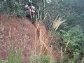 Tombo na trilha