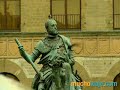 florencia.muchoviaje.com - Florencia, situada en torno al río Arno, es la capital de la región de Toscana y de la provincia de Florencia, en el noroeste de Italia. La ciudad es conocida mundialmente por haber sido el origen en el que se desarrolló el Renacimiento desde finales del siglo XIV en adelante. La oleada de investigación artística, literaria y científica que tuvo lugar en Florencia en los siglos XIV al XVI fue propiciado por la preocupación por el dinero, la banca y el comercio y con el despliegue de riqueza y ocio. Con el dinero ganado, los Medici, banqueros muy ricos, patrocinaron a diferentes artistas como Miguel Ángel.