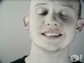 Reproduce el video musical