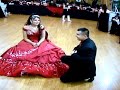 el papa cambia las zapatillas ha su hija
