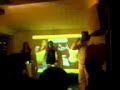 Juan Ga y coristas en frente bar