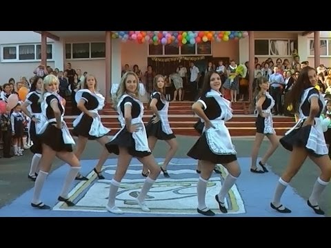 Танец выпускниц на линейке