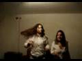 O trio na Fazenda - Tha & Tha dançando Cher