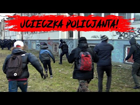 Pościg za policjantem na Marszu o Wolność – Uciekał przed demonstrantami aż się kurzyło :)