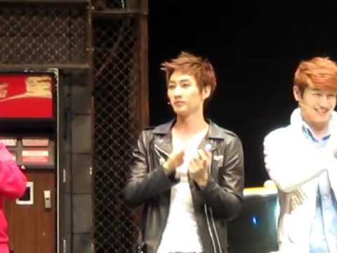 hyukjae - 120125 FAME curtain call. 0:14〜 Leeteuk shout