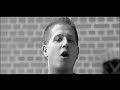 Mittelfinger Production - Was ist Passiert