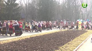 Веснянкам та «Кривим танцем» у Хмельницькому зустрічали «Свято Весни»