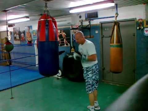 how to properly work a heavy bag