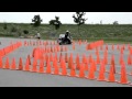 Un motard au milieu de cônes.