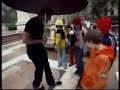 סרטון קשירת שרוכים בלי ידיים