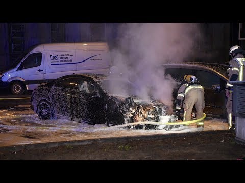 Berlin Charlottenburg: Mercedes geht in Flammen auf