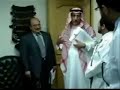 د. قاسم القصبي يلتقي بالمنسقين الطبيين للمراكز المرجعيةتعتبر المملكة العربية السعودية الدولة الكبرى في منطقة الشرق الأوسط، إذ تحتل مساحة تعادل تقريبا مساحة أوروبا الغربية، وينتشر سكانها البالغ عددهم 21 مليون نسمة في كافة مدن وقرى المملكة، وقد حققت المملكة خلال السنوات العشرين الماضية، تقدماً هائلاً في شتى القطاعات لم نشهد له مثيلاً في العصر الحديث، وذلك من خلال خطط تنموية طموحة، وقد أعطت الدولة القطاع الصحي أولوية متقدمة من خلال استثمار مبالغ طائلة في بناء التجهيزات الأساسية التي تضم أحدث التطبيقات التشخيصية والعلاجية.في ظل التقدم الكبير الذي يشهده الطب الحديث، مقروناً بالطلب المتزايد على الأطباء والجراحين المؤهلين، كان لا بد من التفكير بأساليب جديدة وخلاقة تساعد في تحقيق هذا الهدف. ومن هنا جاءت فكرة تبني الطب الاتصالي بغية النهوض بالجودة النوعية للرعاية الصحية، وتمكين القاطنين في المناطق النائية من الاستفادة من الرعاية الصحية المتقدمة والمتوفرة في مستشفى الملك فيصل التخصصي بكل يسر وسهولة.ما هو الطب الاتصالي الفضائي وكيف تطور؟يمكن تعريف الطب الاتصالي على أنه استعمال وسائل الاتصالات المختلفة مقروناً بالخبرة الطبية، لتقديم الخدمات التشخيصية والعلاجية والتعليمية للأفراد الذين يقيمون في مناطق بعيدة عن المراكز الطبية المتخصصة.أثر الطب الاتصالي على العملية العلاجيةيقوم نظام الطب الاتصالي بتمكين أي طبيب في مركز طبي متخصص، كمستشفى الملك فيصل التخصصي ومركز الأبحاث، من معاينة ومعالجة مرضى في مواقع نائية ومتعددة، أضف إلى ذلك، أن باستطاعة الأطباء في المملكة إجراء اتصالات مباشرة مع مجموعات من الخبراء في مؤسسات صحية متقدمة في دول العالم على سبيل الاستشارة والتشخيص والمعالجة.كما يمكن من خلال الطب الاتصالي نقل التاريخ المرضى، والمشاهدات المخبرية، وصور الأشعة السينية وأي معلومات أخرى من ملف المريض بطريقة سريعة كما تسمح هذه التقنية بالحصول على آراء كبار المتخصصين من مختلف أنحاء العالم خلال دقائق أو ساعات.أنواع الطب الاتصاليهناك نوعان رئيسيان من أنظمة تقنية الطب الاتصالي:أ) النظام الثابت (صورة ثابتة): بث باتجاه واحد، يخزن ويرسل صوراً ثابتة، باستخدام وسائط اتصال مختلفة بما في ذلك خطوط الهاتف التقليدية، وباستطاعة هذا النظام مساندة علم الأشعة البعادي، وعلم الأمراض البعادي.ب) النظام المتحرك (صور متحركة): بث باتجاهين، يستخدم الأقمار الصناعية أو الميكرويف أو النقل عن طريق الألياف البصرية وغيرها من وسائل النقل والشبكات المتقدمة وهذه التقنيات قادرة على مساندة المؤتمرات الحية، بالإضافة لعلم الأشعة البعادي، وعلم الأمراض البعادي وغير ذلك من نشاطات الطب الاتصالي المطورة كنشاطات علم النفس البعادي وتشخيص الأمراض الجلدية عن بعد، وتشخيص أمراض الأطفال والأمراض الجراحية والباطنية الأخرى.حاجة المملكة للطب الاتصالييعتبر مستشفى الملك فيصل التخصصي ومركز الأبحاث مركز إحالة ورعاية متخصص لمرضى وزارة الصحة وغيرها من المؤسسات الصحية، ولقد قام المستشفى خلال السنوات العشرين الماضية بخدمة مواطنين سعوديين كان من المفترض أن يتم علاجهم خارج المملكة لتلقي رعاية متطورة لحالاتهم المرضية المعقدة. إن معظم الأطباء العاملين في المستشفى، سواء من السعوديين أو غير السعوديين، هم من أصحاب التخصصات الفرعية الدقيقة المكتسبة بالممارسة والدراسة.مركز الطب الاتصالي بمستشفى الملك فيصل التخصصيتم تأسيس مركز الطب الاتصالي بمستشفى الملك فيصل التخصصي ومركز الأبحاث لمساندة المتطلبات الطبية الوطنية والدولية.وتتمثل رسالة هذا البرنامج بتأسيس شبكة الطب الاتصالي السعودي ومساندتها وترسيخها. أما هدف الشبكة السعودية للطب الاتصالي فيقوم على تأسيس مراكز إقليمية للطب الاتصالي مجهزة بالمعدات القادرة على مساندة نقل نشاطات علم الأشعة البعادي، وعلم الأمراض البعادي إلى مركز الطب الاتصالي بمستشفى الملك فيصل التخصصي ومركز الأبحاث في المرحلة الأولى، مع إمكانية الانتقال إلى المؤتمرات الحية في المرحلة الثانية.كما تم دمج خدمات الطب الاتصالي ضمن ممارسة روتينية يمكن من خلالها نقل صور التصوير المقطعي المحوسب أو بالرنين المغناطيسي أو شرائح الباثولوجيا لقراءتها في مستشفى الملك فيصل التخصصي باستخدام تقنية التخزين والتحريك، وهكذا، يصبح من الممكن التوصل للتشخيص السليم، والحصول على نتائج ذات طبيعة مهنية متقدمة، دون الحاجة لاستقدام أعداد كبيرة من أصحاب التخصصات الفرعية في الأشعة والباثولوجيا للعمل في مستشفيات المناطق المختلقة، الأمر الذي سيمكن وزارة الصحة والمؤسسات الصحية الأخرى من توفير مبالغ مالية طائلة.