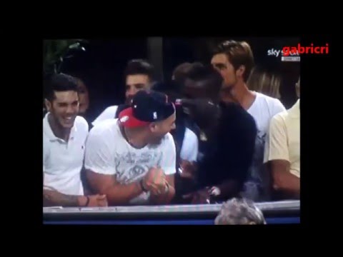 Balotelli in tribuna beve e se la ride - Milan Sampdoria