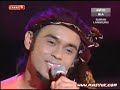 konsert akademi fantasia 5 minggu 7
masyuk dot com [ http://www.masyuk.com ]


anak muda berlagu sayang
di batu remis melepas rindu
adik ketawa di rantau abang
penyu menangis siapalah tahu (2x)

sesak nafasnya sesak
(tak tahu adik tak tahu)
sebak dadanya sebak
(tak tahu adik tak tahu)
bengkak jantungnya bengkak
(tak tahu adik tak tahu)
retak hatinya retak
(tak tahu adik tak tahu)

lenyap ditelan derauan ombak
telur penawar hatinya lebur
tumpah air matanya melimpah ruah
agar terhibur adik terhibur

anak muda berlagu sayang
di batu remis melepas rindu
adik ketawa di rantau abang
penyu menangis siapalah tahu (2x)

kelabu matanya kelabu
(tak tahu adik tak tahu)
sendu tangisnya sendu
(tak tahu adik tak tahu)
sayu jiwanya sayu
(tak tahu adik tak tahu)
layu langkahnya layu
(tak tahu abang tak tahu)

ulang