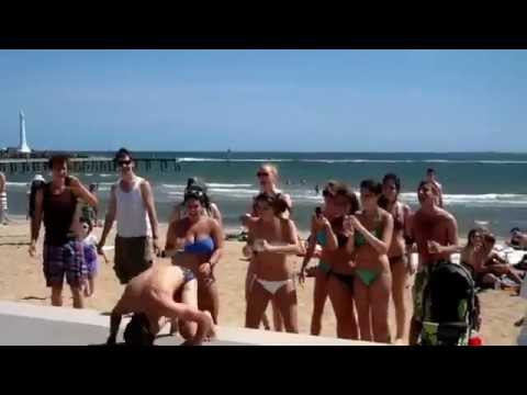 Plage - Un mec danse sur LMFAO ! Il est énorme ! Amazing guy dansing on LFMAO !