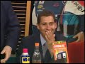 Conductor de TV se da tremendo suelazo en vivo