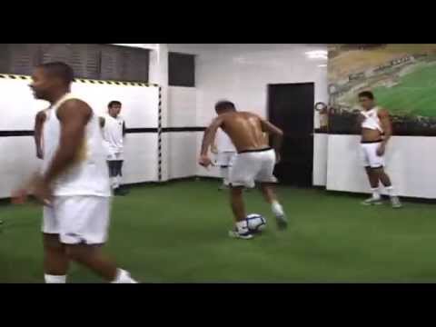 bola - Antes da partida contra o Naviraiense, Robinho mostrou um pouco da habilidade com a bola nos vestiários da Vila Belmiro. Show! ** Inscreva-se na Santos TV e ...