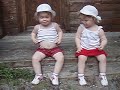 Léna et Chloé jouent avec des cailloux Léna et Chloé jouent avec des cailloux