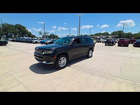 New 2026 Diamond Black Crystal Pearl-Coat Exterior Paint Jeep LAREDO 4X2 image 1