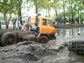 Achteruit door de modder