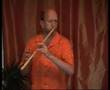 Noseflute-Playing Michael Reimann spielt Nasenfloete
