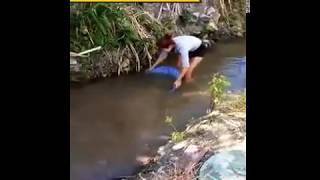 魚捕りの女性、股間を攻撃される